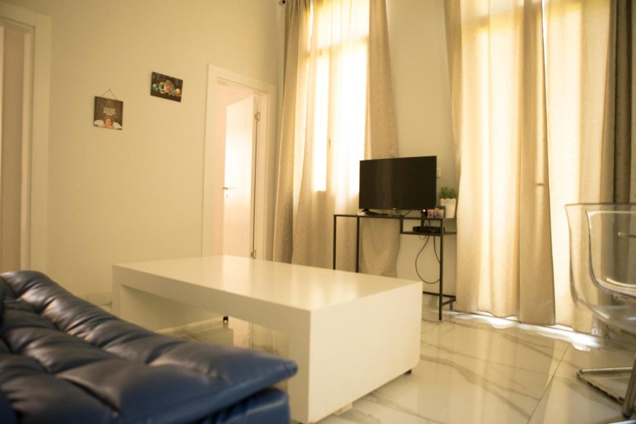 Bauhaus Stylish Apartments - By Bookiz Tel Aviv Bagian luar foto