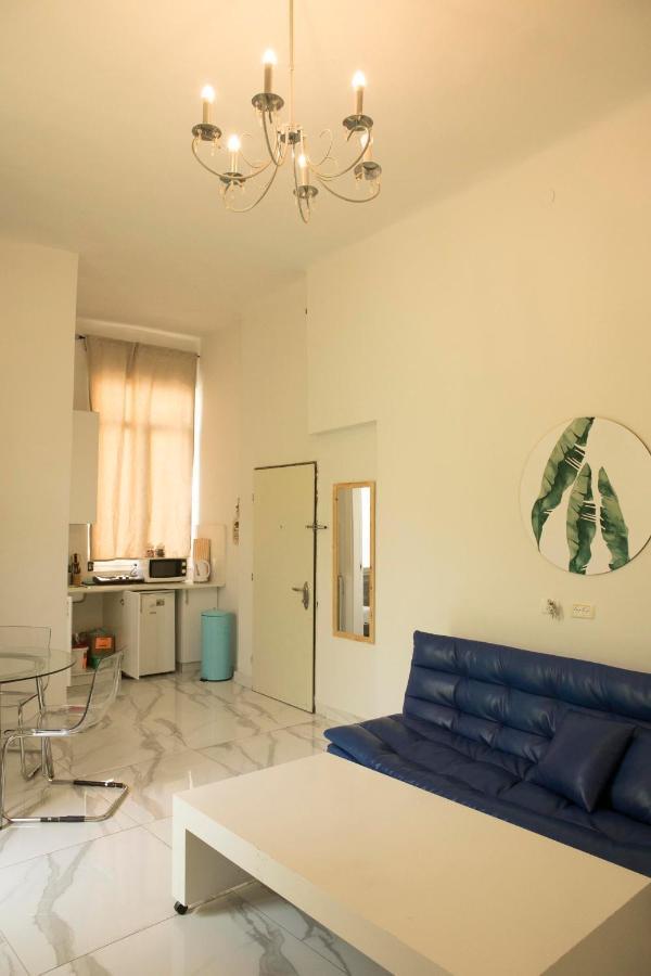 Bauhaus Stylish Apartments - By Bookiz Tel Aviv Bagian luar foto