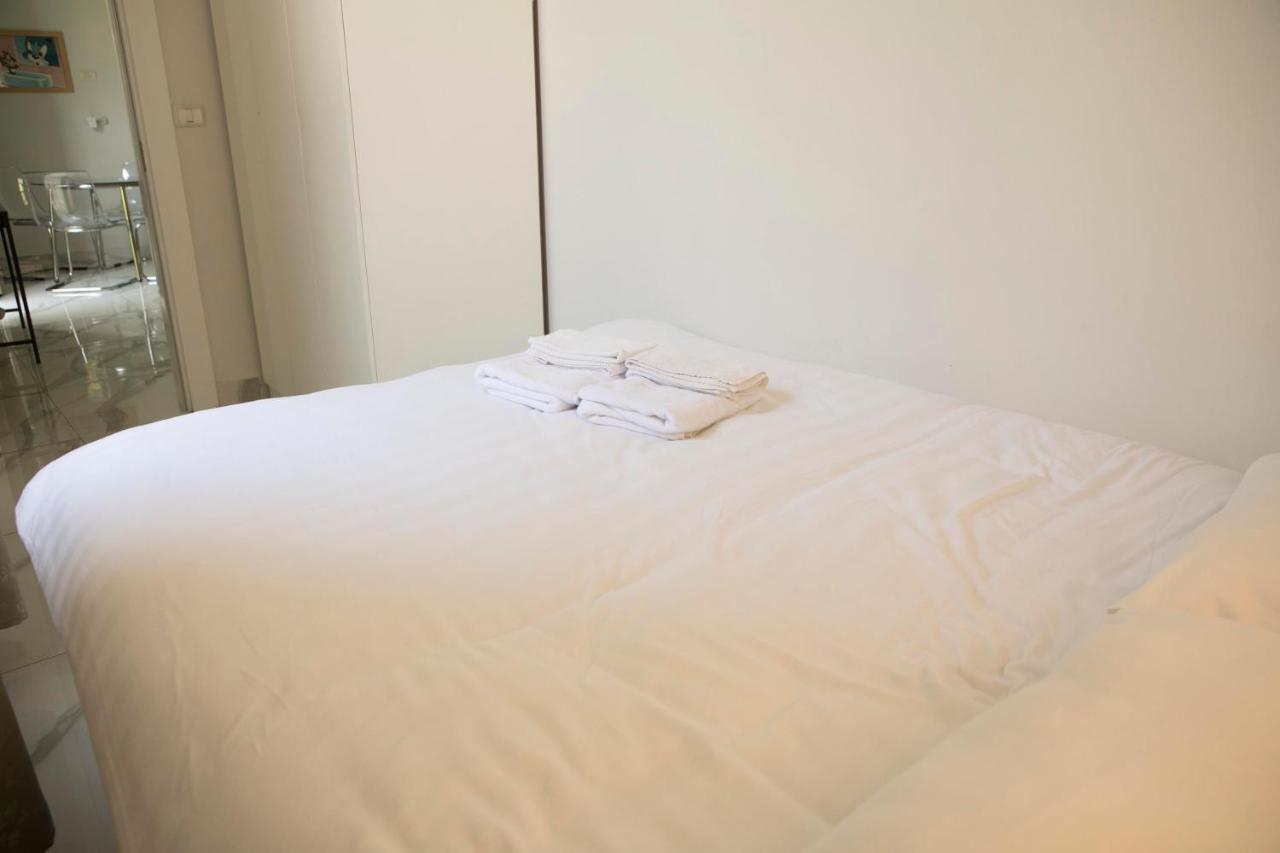 Bauhaus Stylish Apartments - By Bookiz Tel Aviv Bagian luar foto