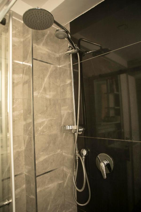 Bauhaus Stylish Apartments - By Bookiz Tel Aviv Bagian luar foto