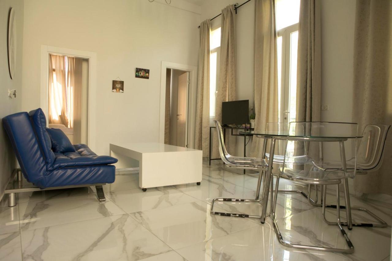 Bauhaus Stylish Apartments - By Bookiz Tel Aviv Bagian luar foto